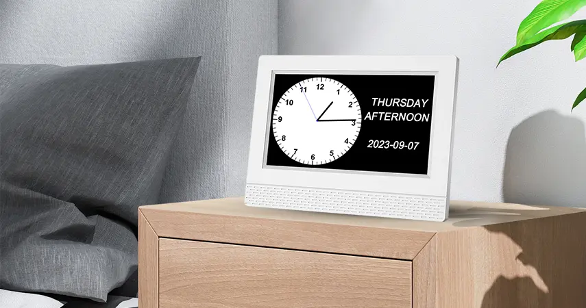 Les personnes âgées malvoyantes souffrant de perte de mémoire retournent l'horloge sur le mur